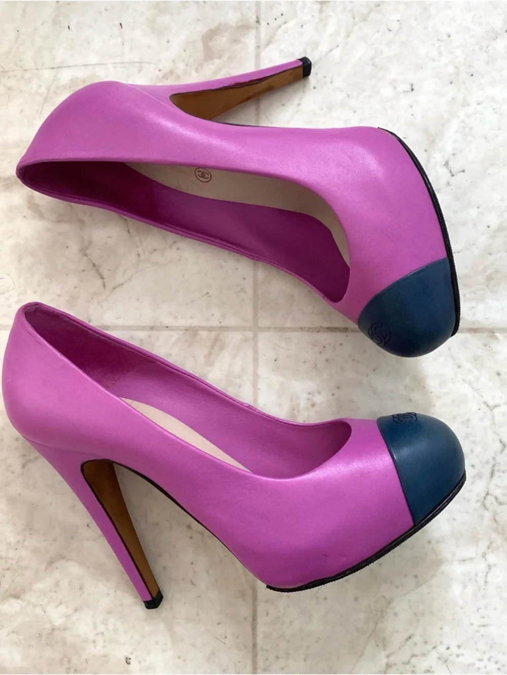 Chanel Made in Italy Interlocking CC Logo Purple Navy Leather Pumps Heels 6/36